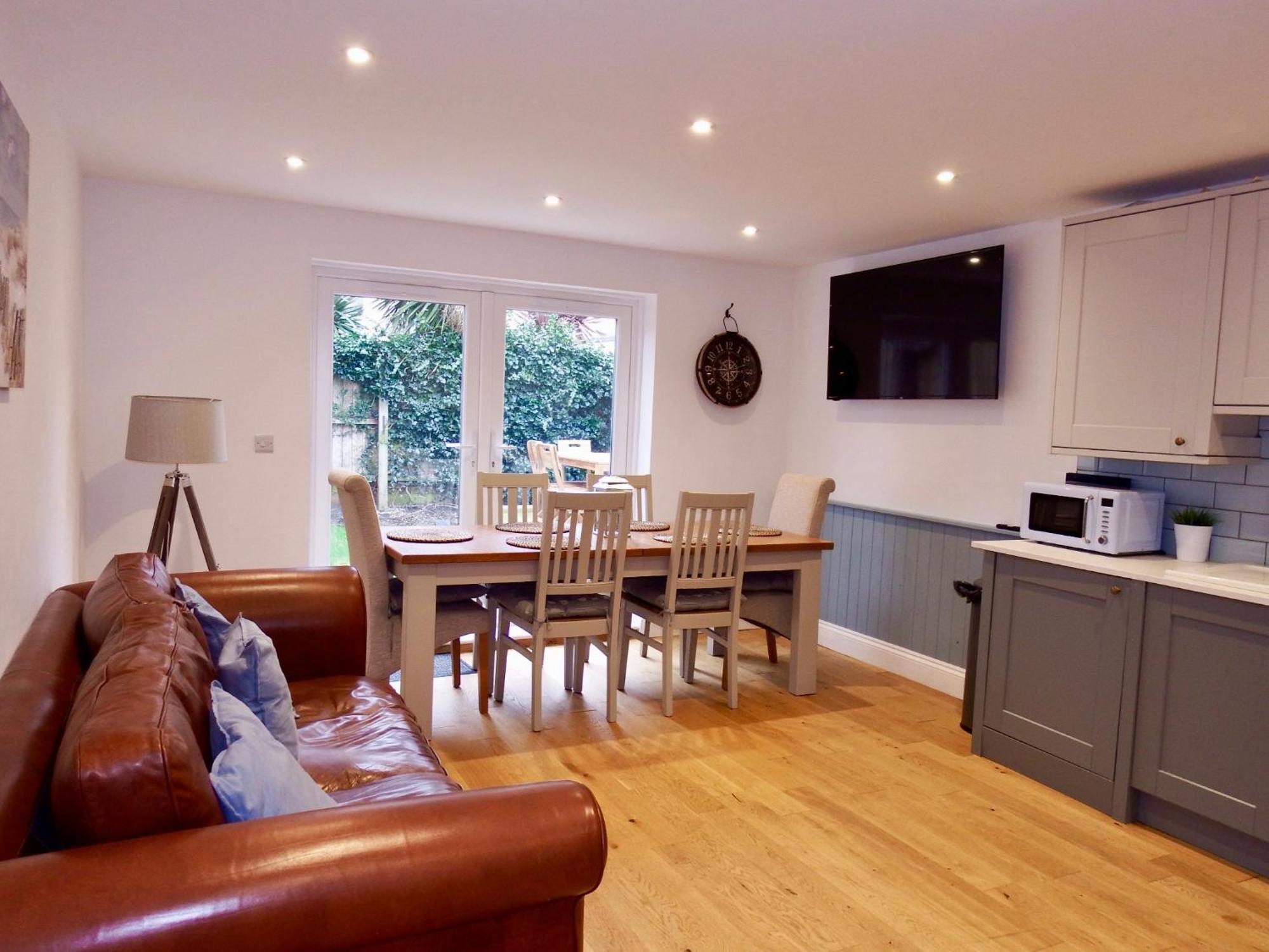 בורנמות' Newly Renovated 3 Bedroom Victorian Detached House מראה חיצוני תמונה